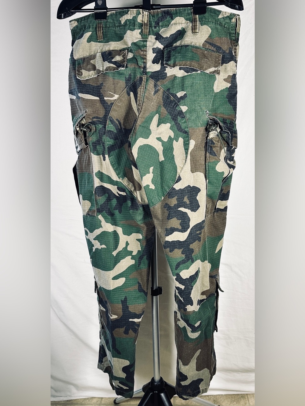 Men's Green Camouflage Cargo Pants — Rugged Utility Style